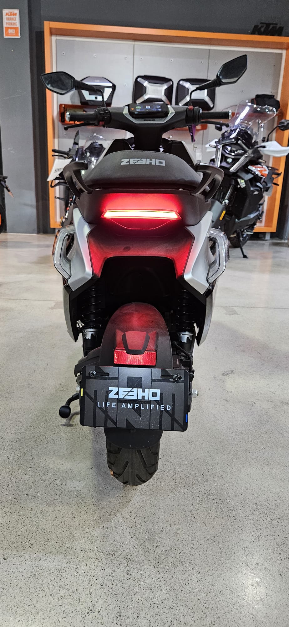 ZEEHO AE8 S+ 125, foto 4