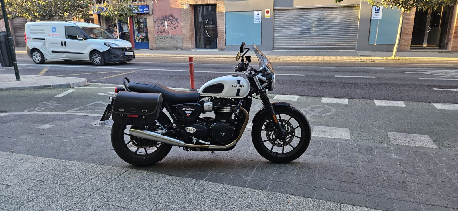 TRIUMPH STREET TWIN 900, foto 2