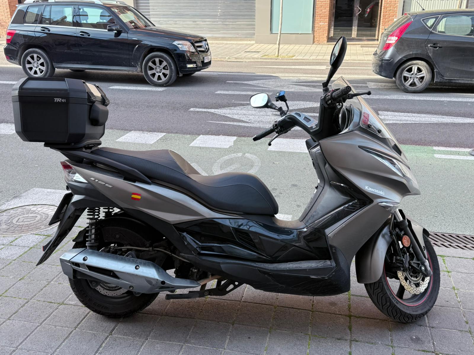 KAWASAKI J 125 2017 GRIS